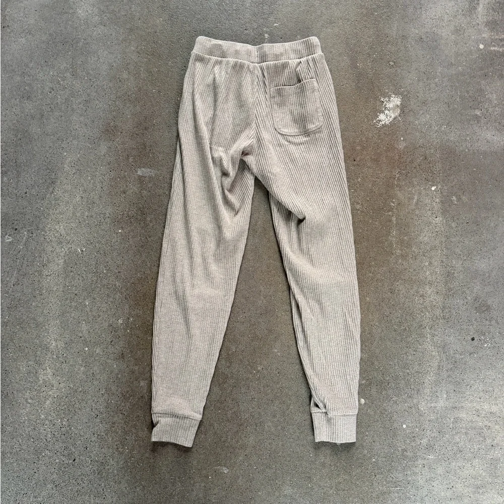 Alo Yoga Muse Sweatpant in Gravel Heather Size XXS Athleisure Ribbed Jogger - Picture 6 of 8